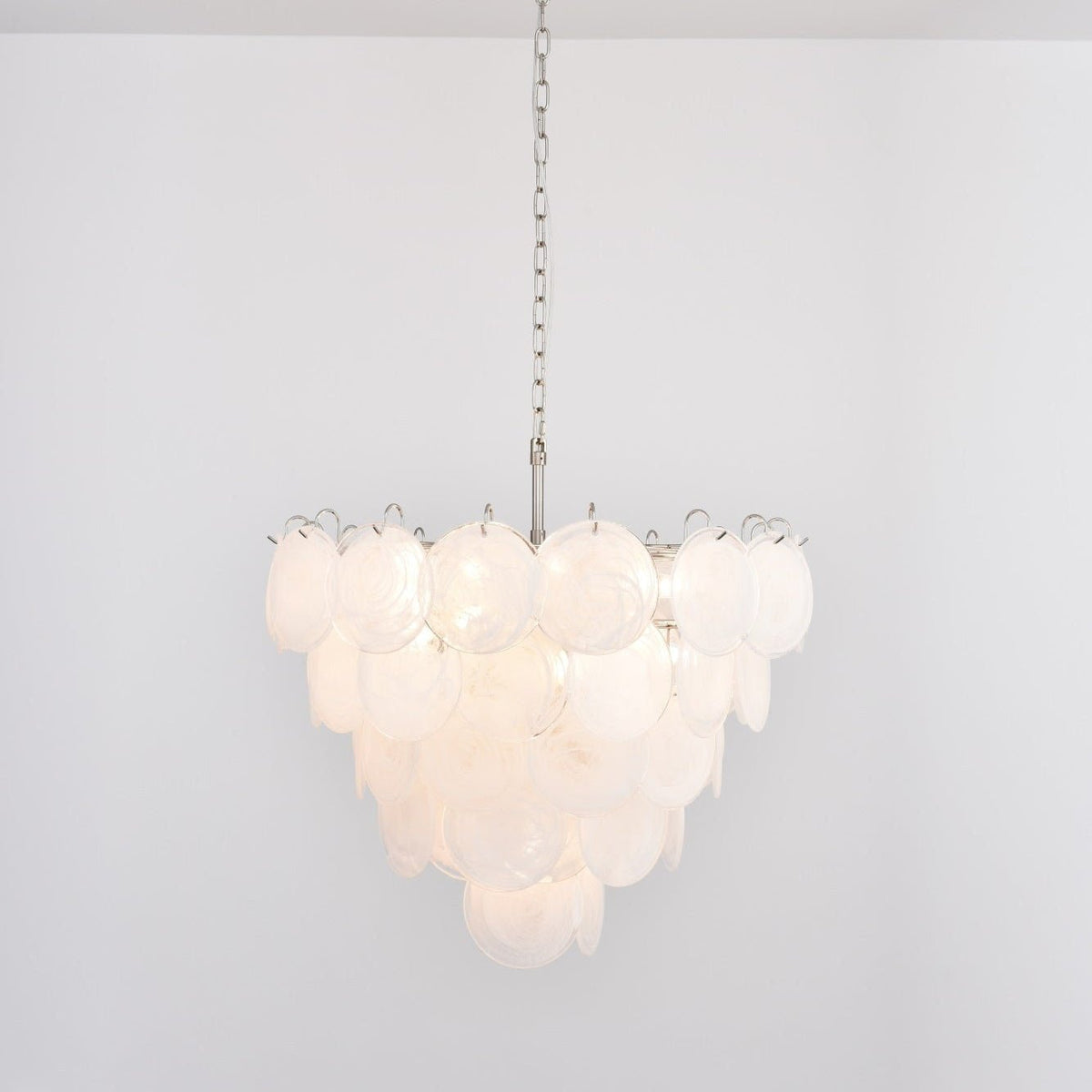 Veloelle lysekrone med hvid skive af Murano-glas i moderne stil