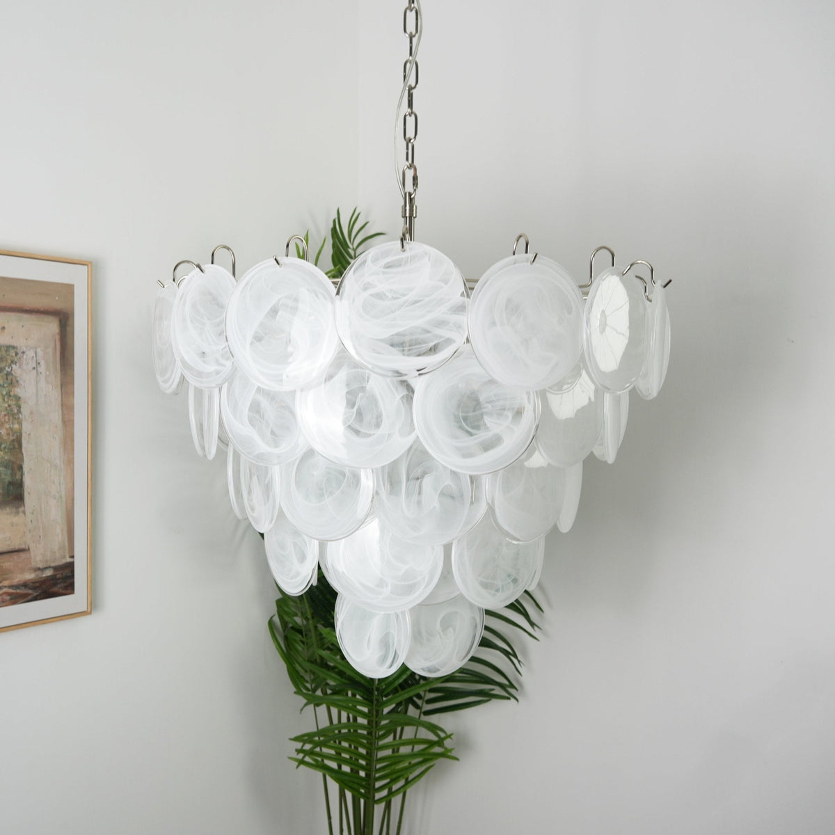 Veloelle lysekrone med hvid skive af Murano-glas i moderne stil