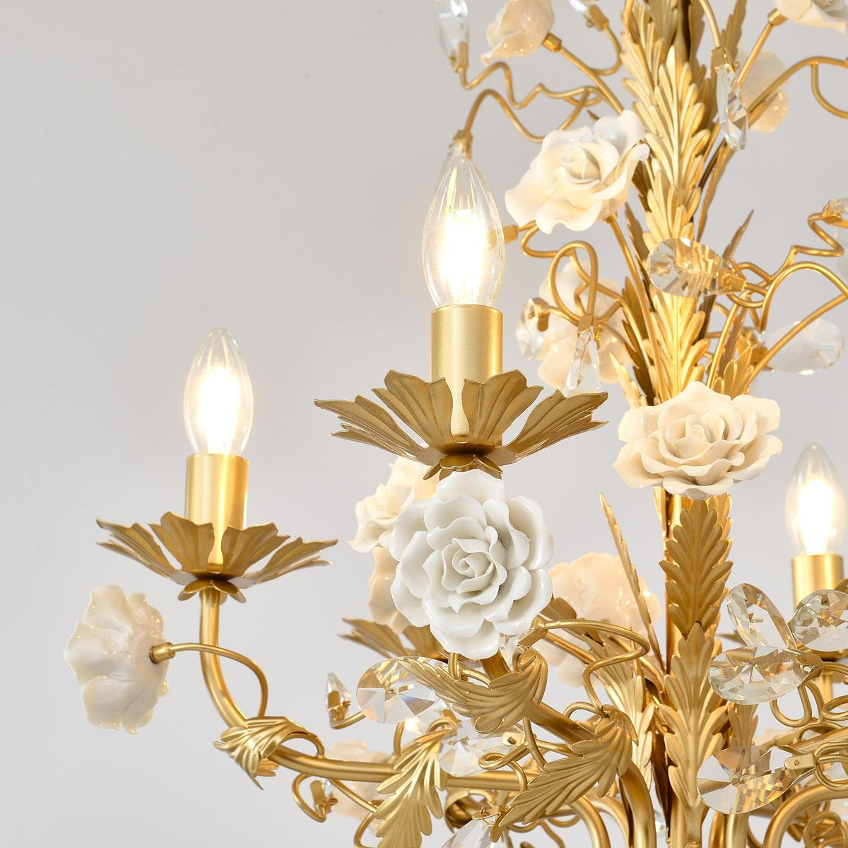 Lysekrone med udsmykket metalstel, porcelænsroser og krystal, klassisk luksus