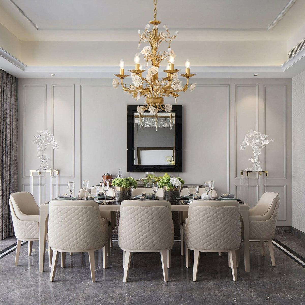 Lysekrone med udsmykket metalstel, porcelænsroser og krystal, klassisk luksus