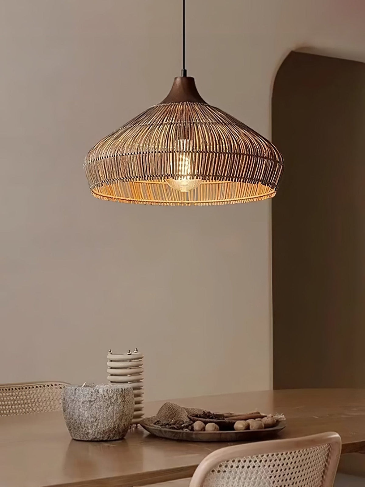 Lythean elegant konstnärlig pendellampa i rotting och trä