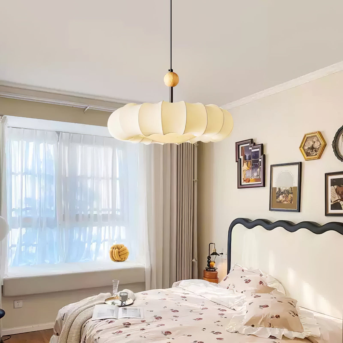 Hefðbundinn hengilampi úr við og náttúrulegum textíl