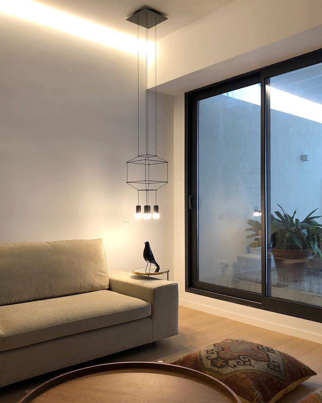 Elaalora geometrinen musta LED-riippuvalaisin metallilangasta