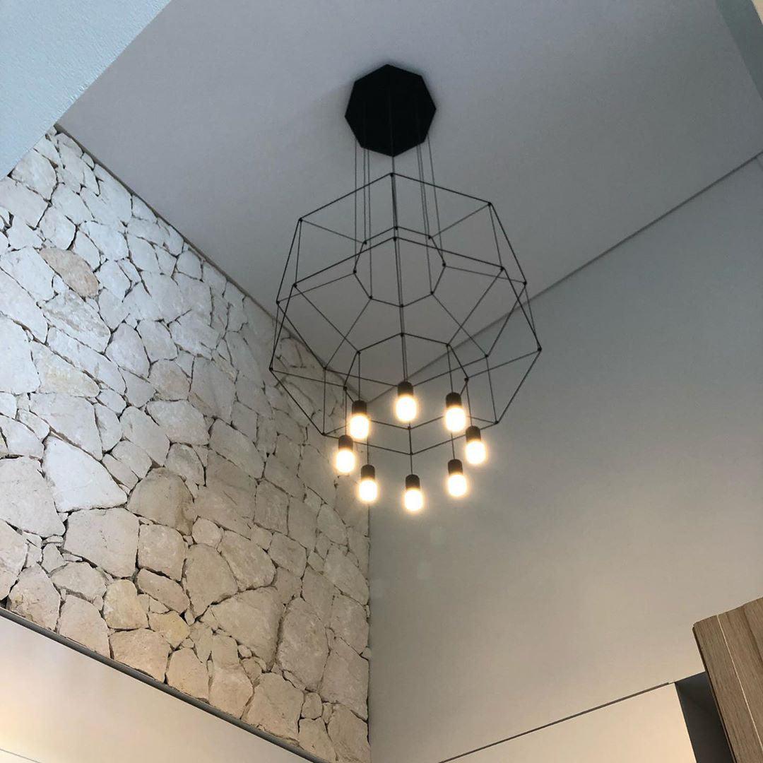Elaalora geometrinen musta LED-riippuvalaisin metallilangasta