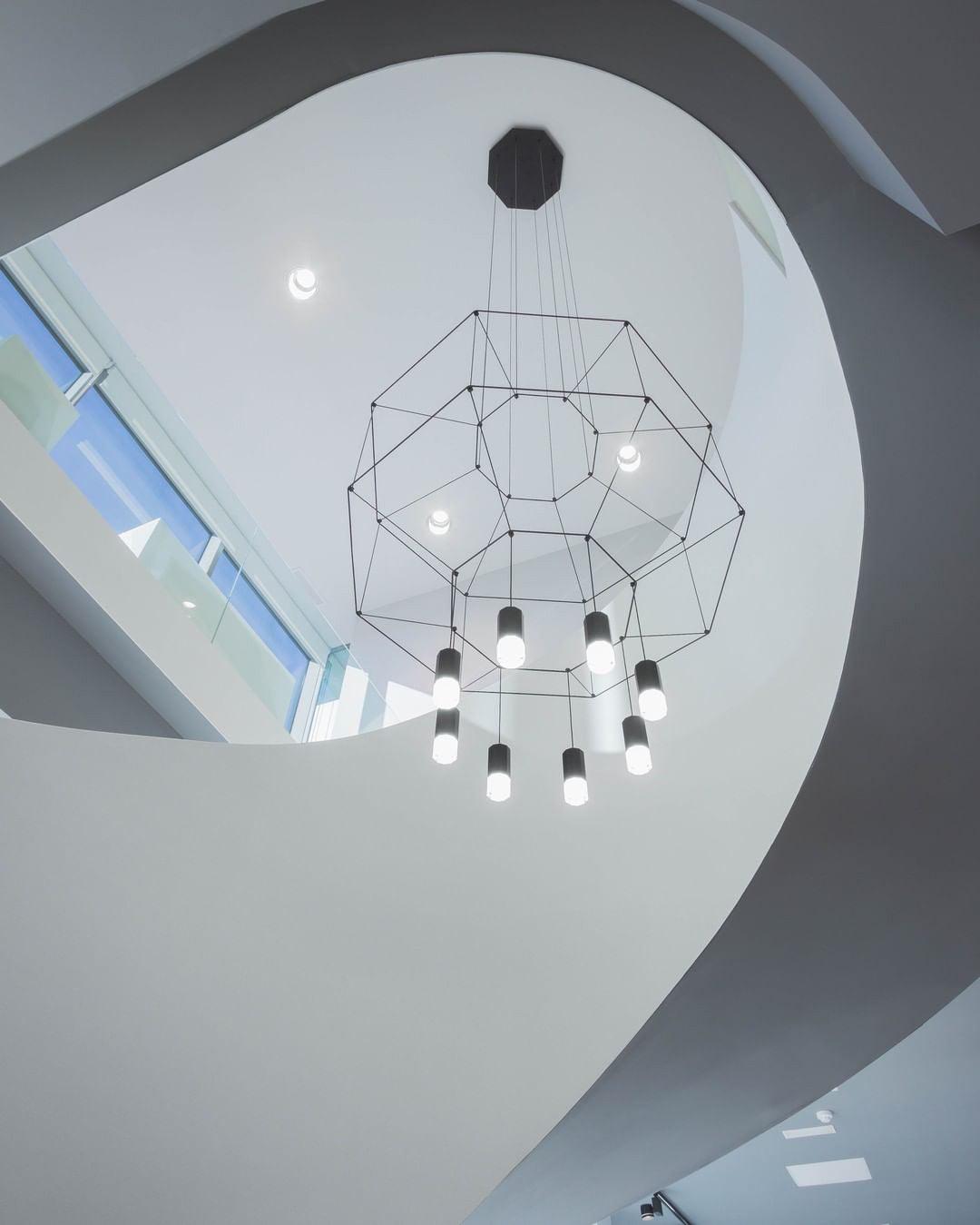 Elaalora geometrinen musta LED-riippuvalaisin metallilangasta