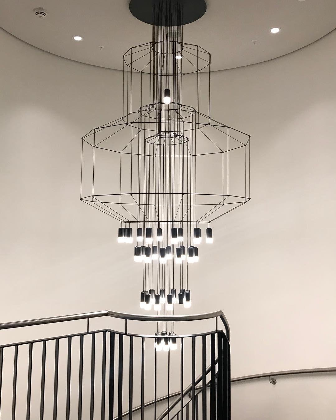 Candeeiro de teto Tevenq com linhas, estrutura de arame preta e LED