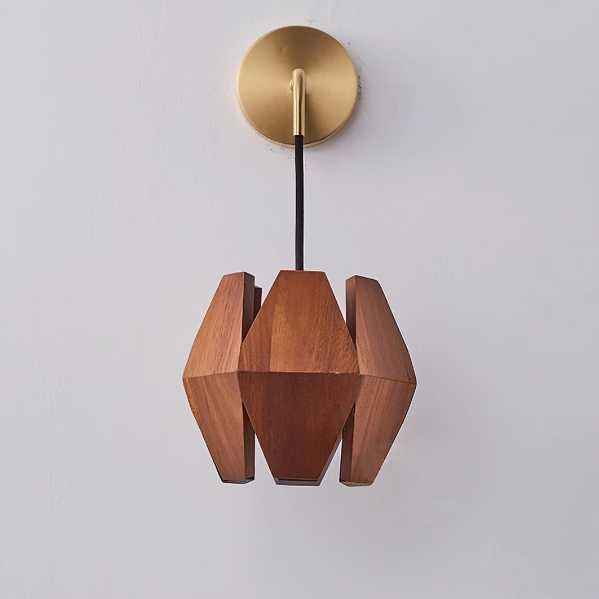 Vägglampa med geometrisk träskärm, varmt sken, nordisk minimalistisk stil och dekorativ detalj