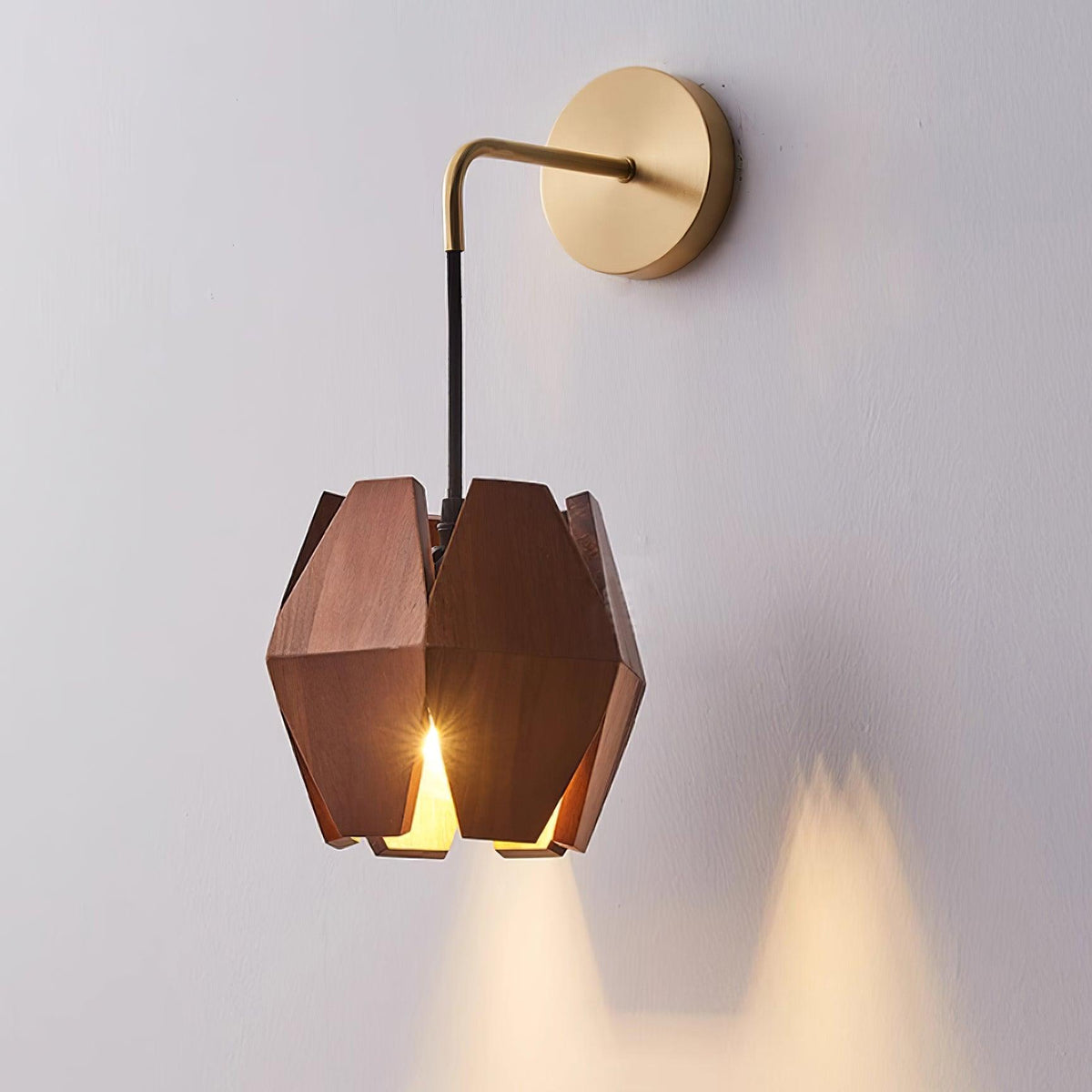 Vägglampa med geometrisk träskärm, varmt sken, nordisk minimalistisk stil och dekorativ detalj