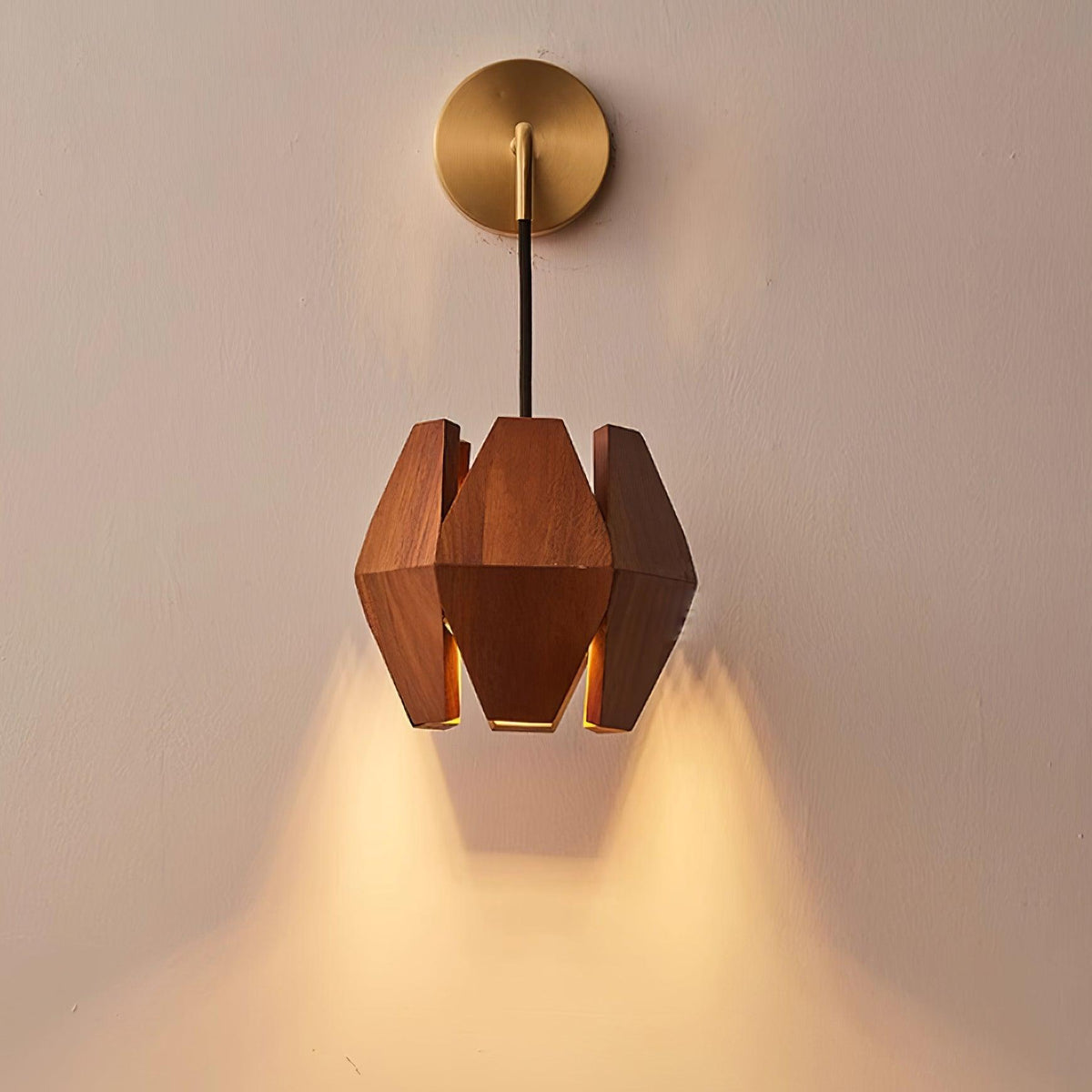 Vägglampa med geometrisk träskärm, varmt sken, nordisk minimalistisk stil och dekorativ detalj