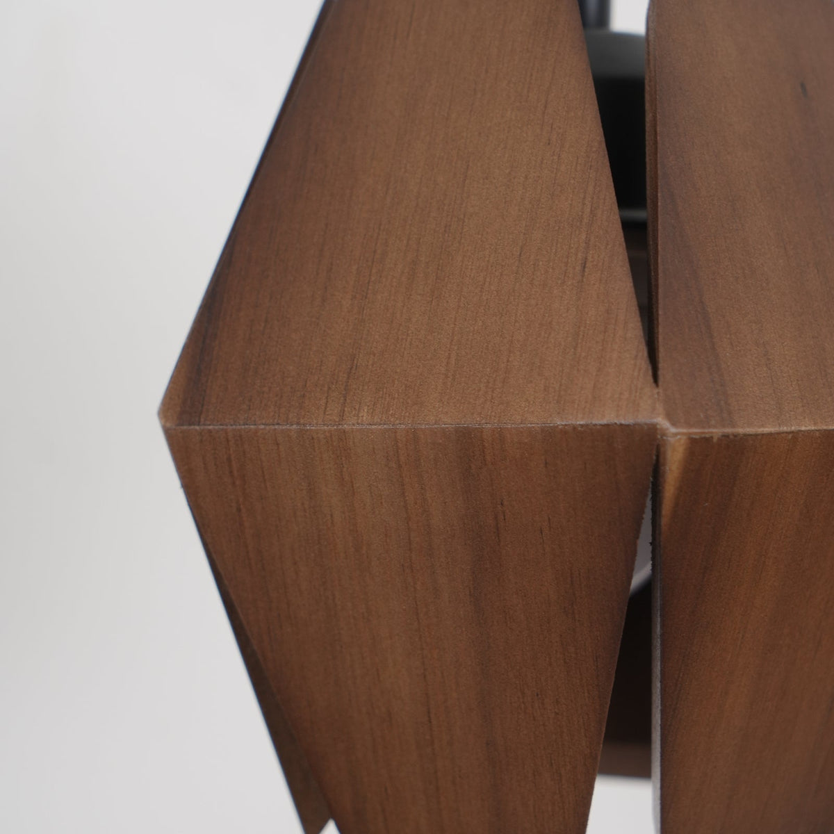 Vägglampa med geometrisk träskärm, varmt sken, nordisk minimalistisk stil och dekorativ detalj