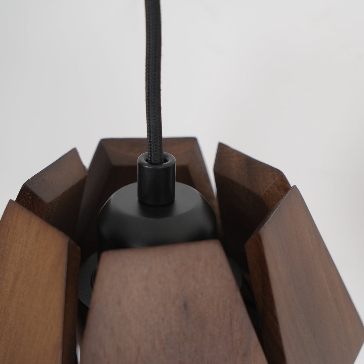 Vägglampa med geometrisk träskärm, varmt sken, nordisk minimalistisk stil och dekorativ detalj