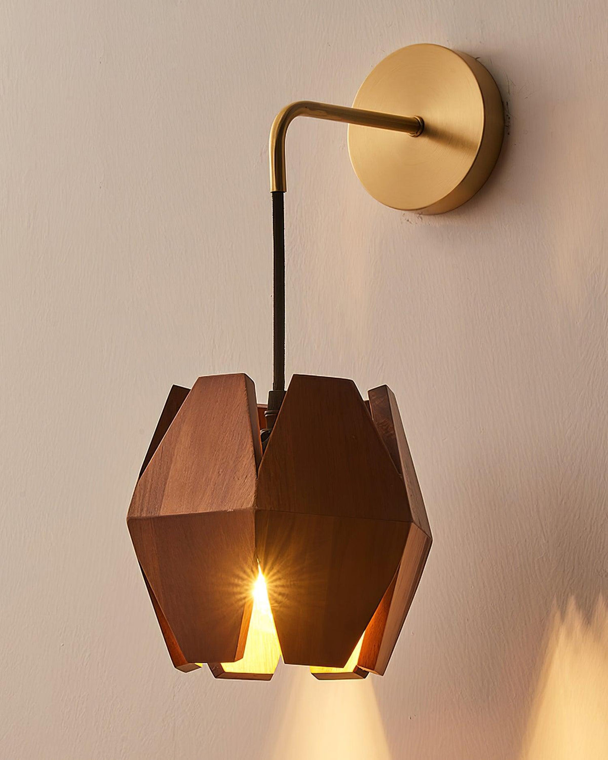 Vägglampa med geometrisk träskärm, varmt sken, nordisk minimalistisk stil och dekorativ detalj