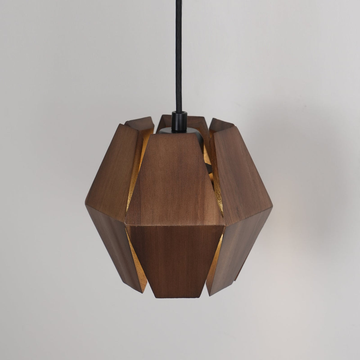 Vägglampa med geometrisk träskärm, varmt sken, nordisk minimalistisk stil och dekorativ detalj