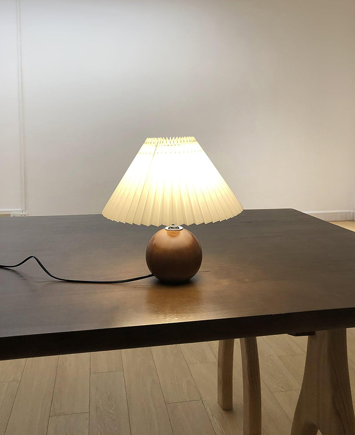Candeeiro de mesa com esfera de madeira Zesilon