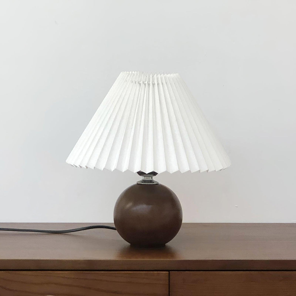 Candeeiro de mesa com esfera de madeira Zesilon