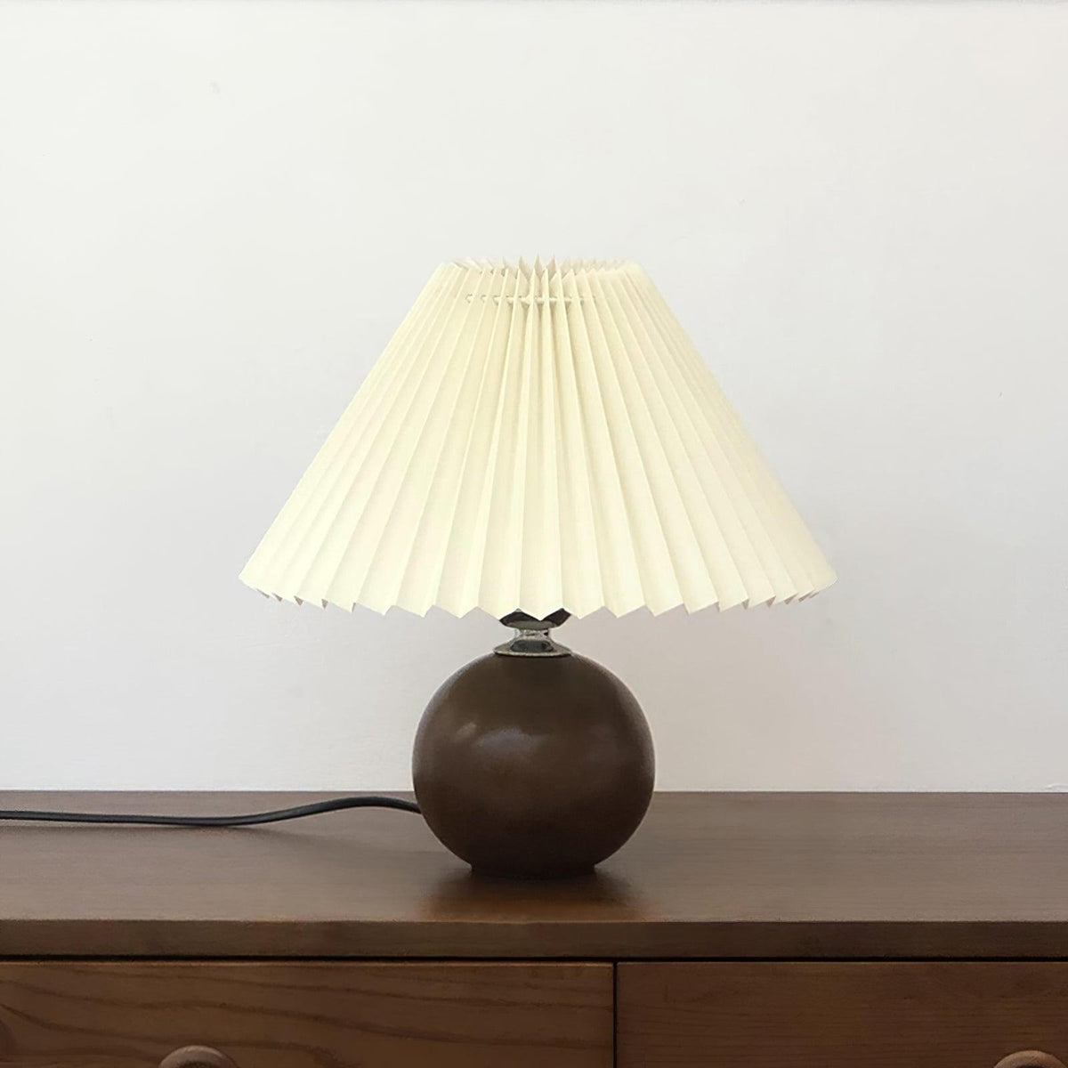 Candeeiro de mesa com esfera de madeira Zesilon