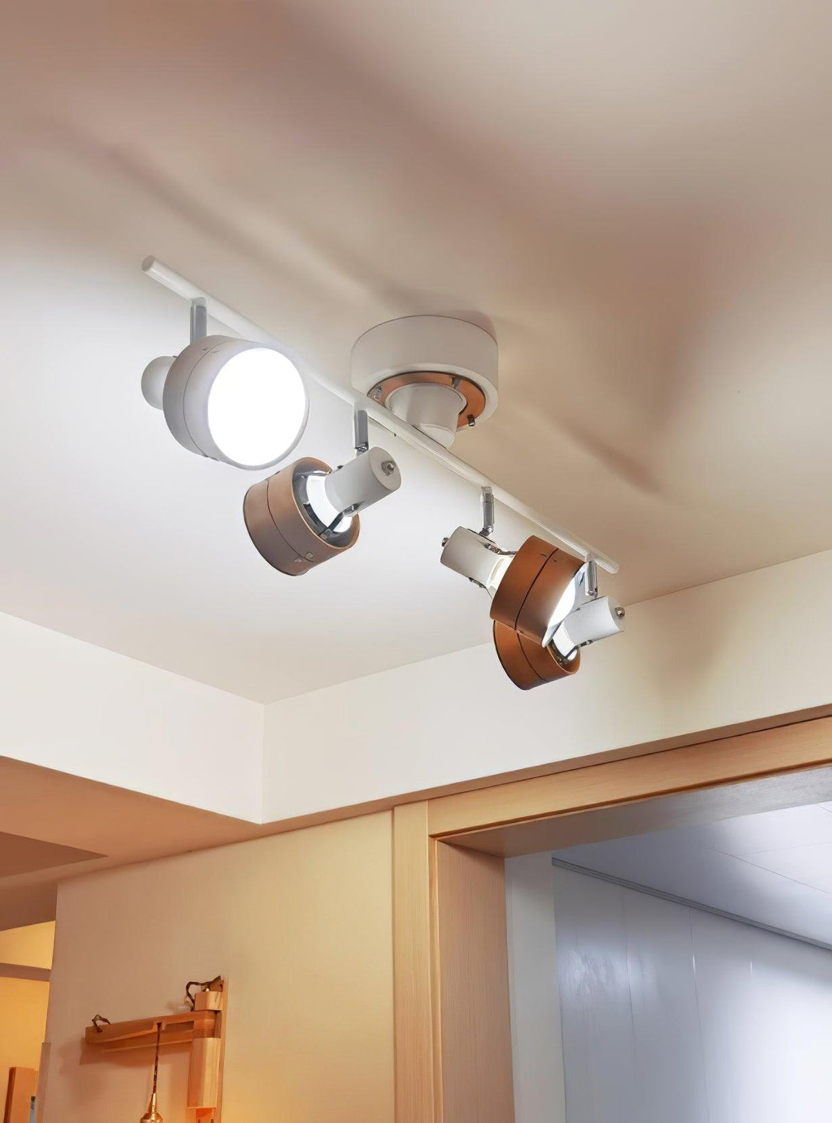 Elsorila elegant justerbar spot-loftlampe i træ