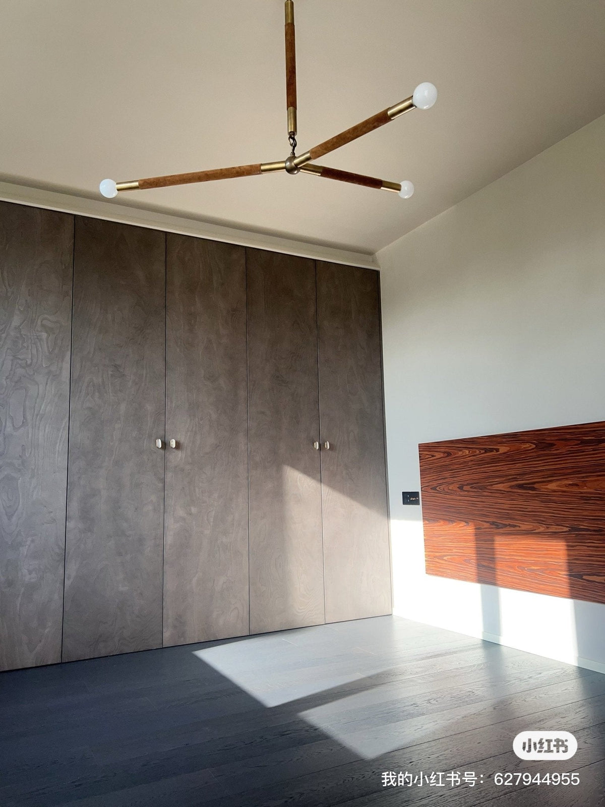 Solireon modern linjär ljuskrona i lindad mässing