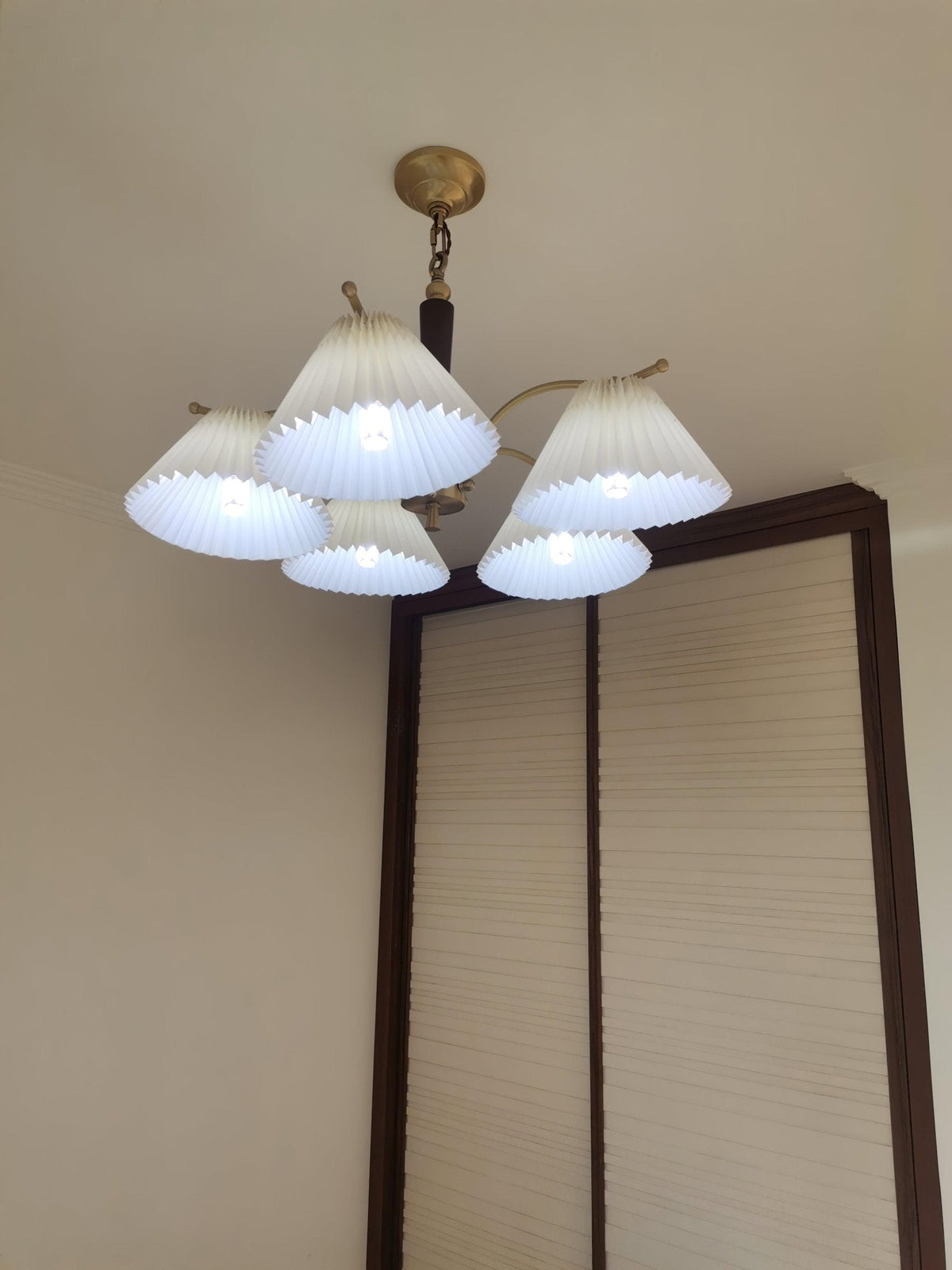 Candelabro clássico em latão com armação e abat-jours plissados Oriinaria