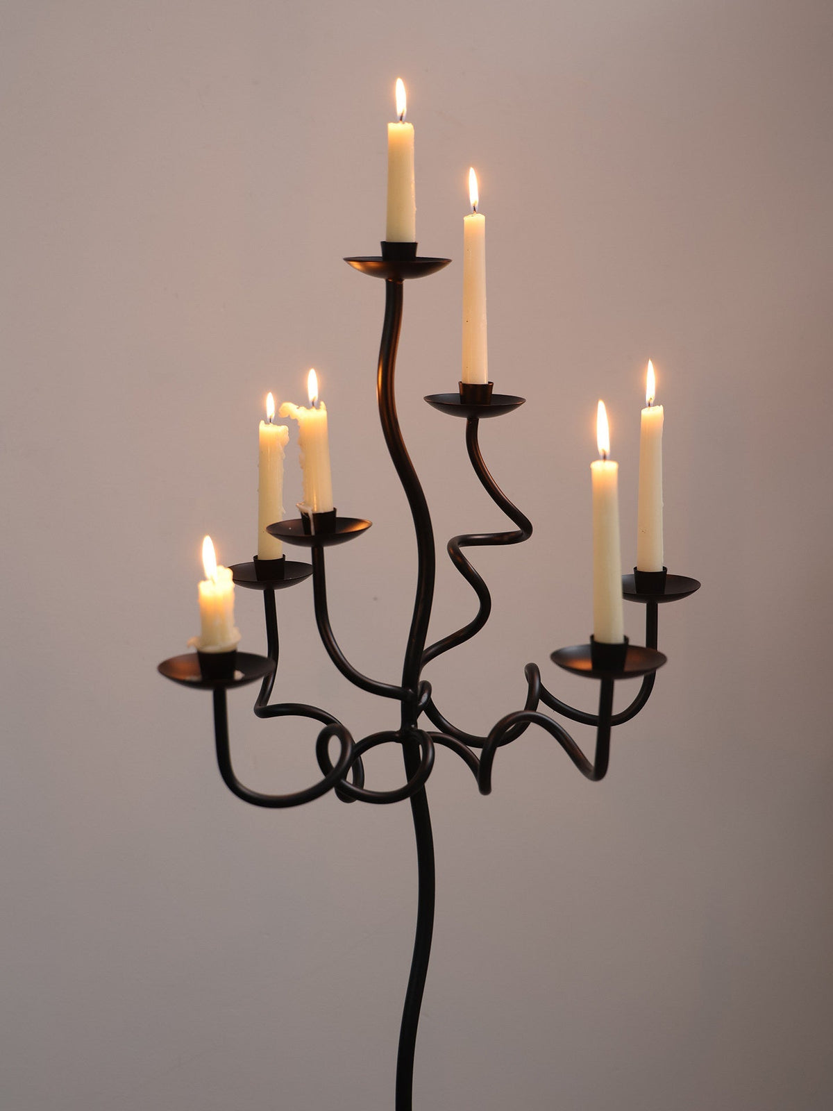 Candelabro de chão em ferro forjado à mão