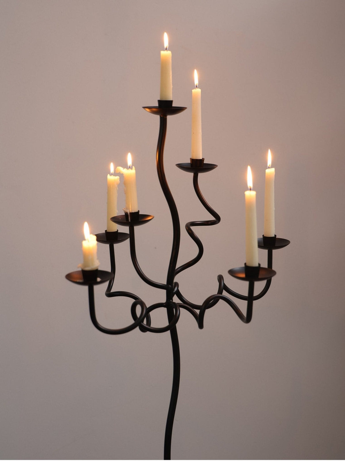 Candelabro de chão em ferro forjado à mão