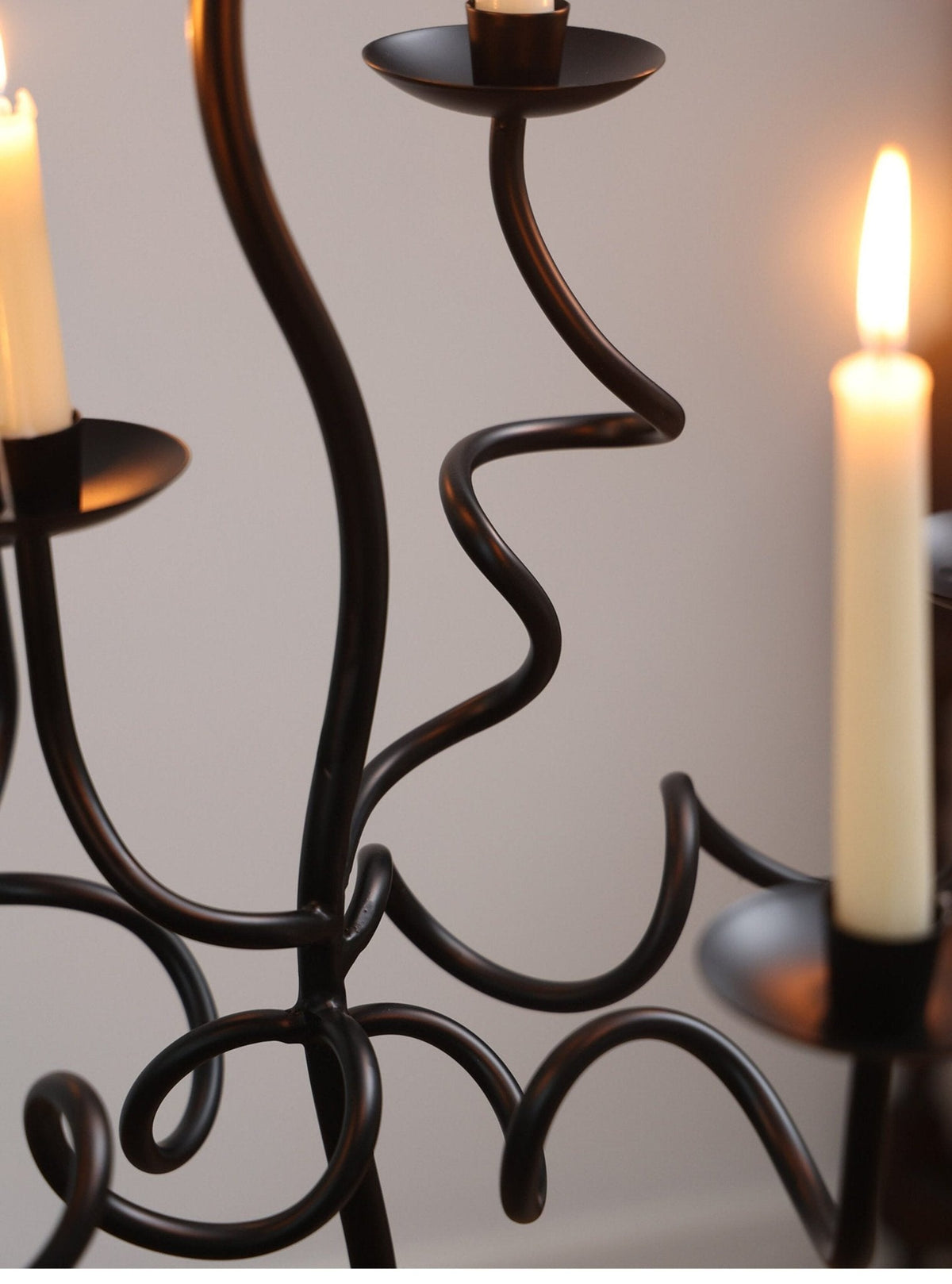 Candelabro de chão em ferro forjado à mão