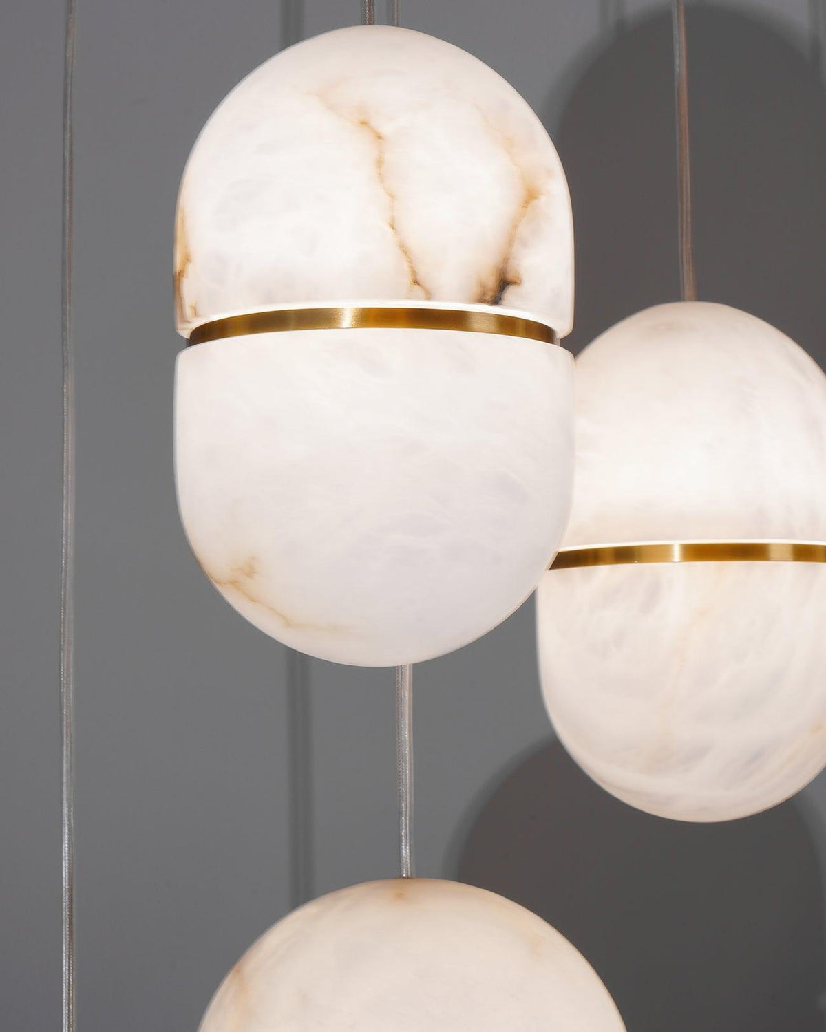 Satatr pendellampa i alabaster, kapselformad