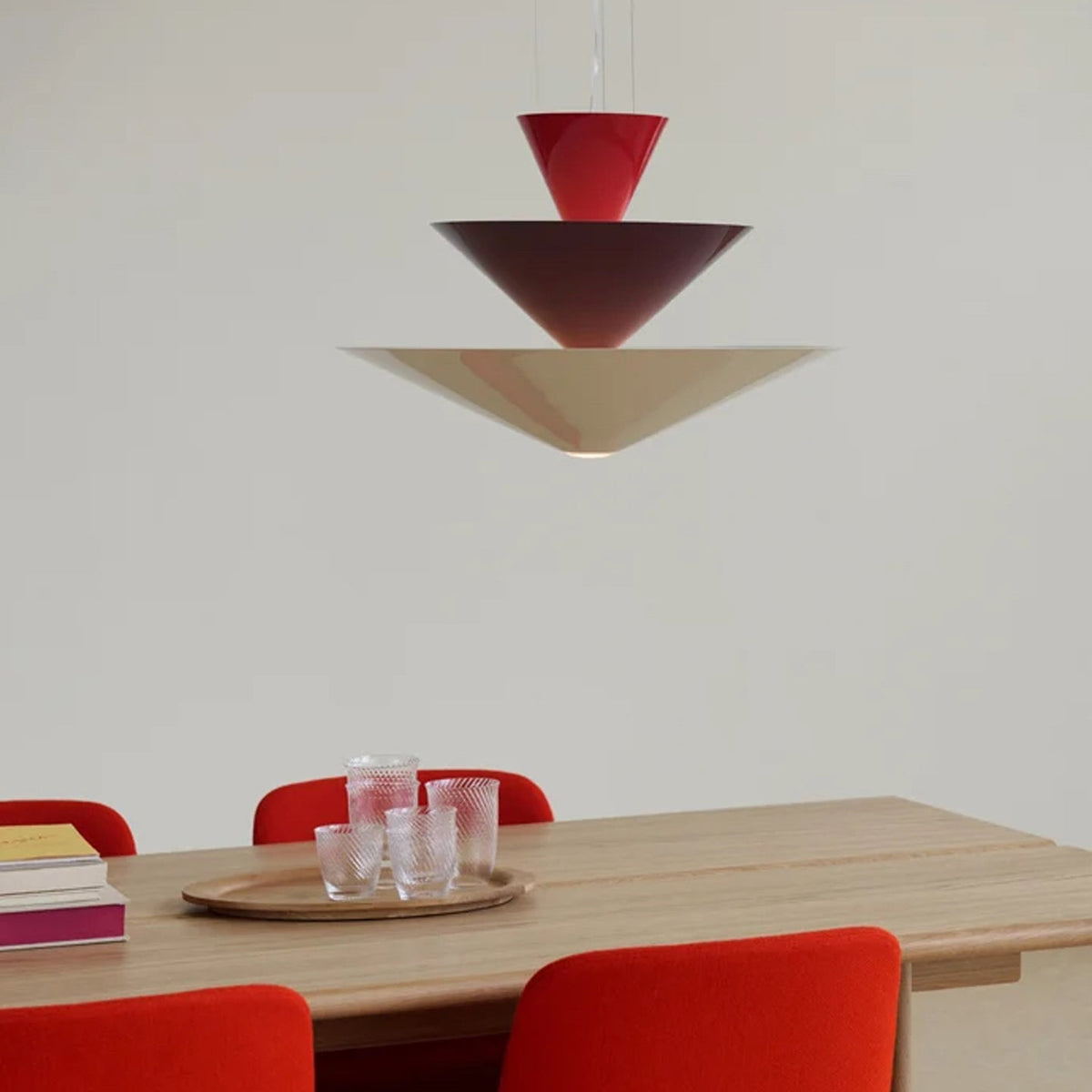 Pyramia kerroksittainen väripalikkariippuvalaisin