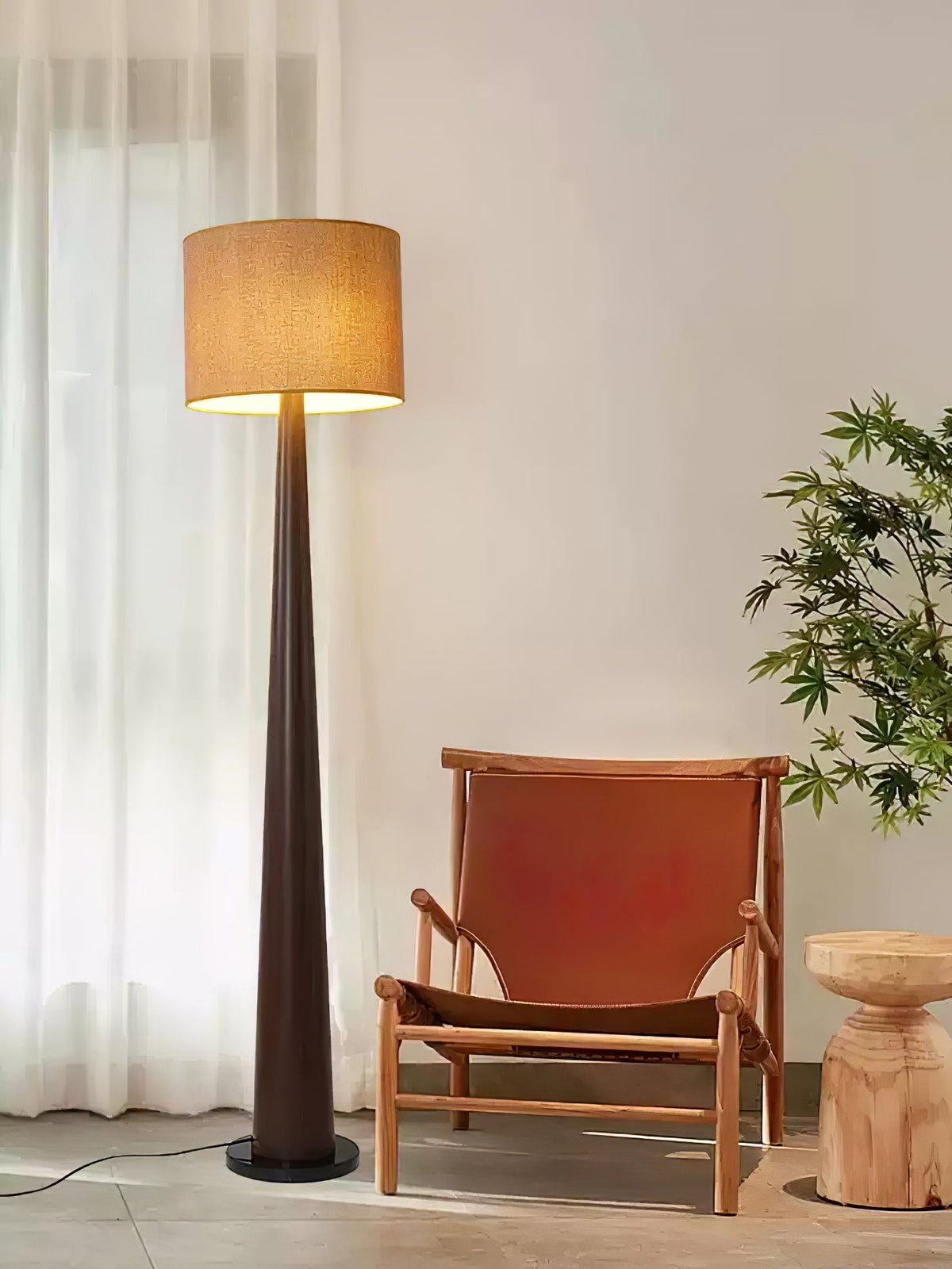 Ersilir cylindrisk gulvlampe i træ