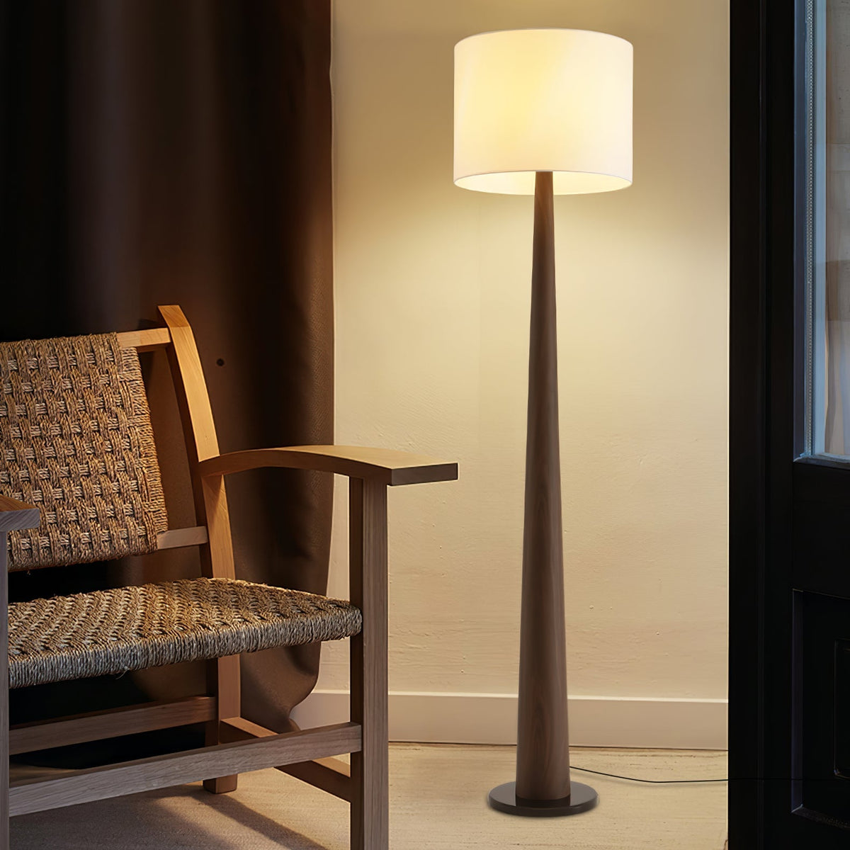 Ersilir cylindrisk gulvlampe i træ