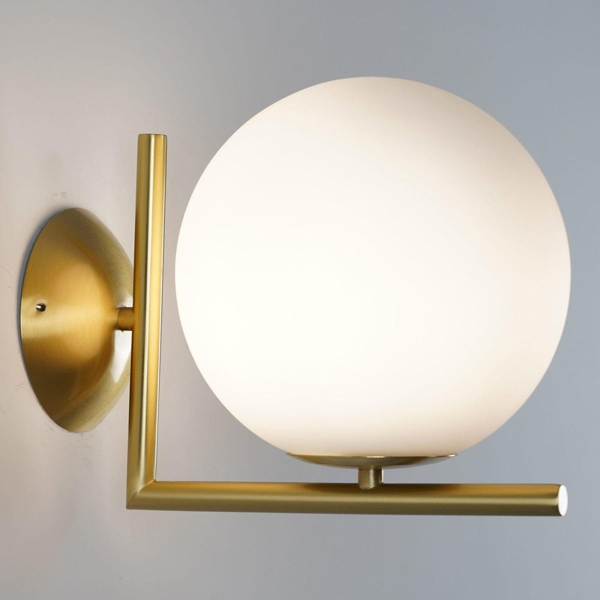 Joanna moderne minimalistisk væglampe i opalblæst glas