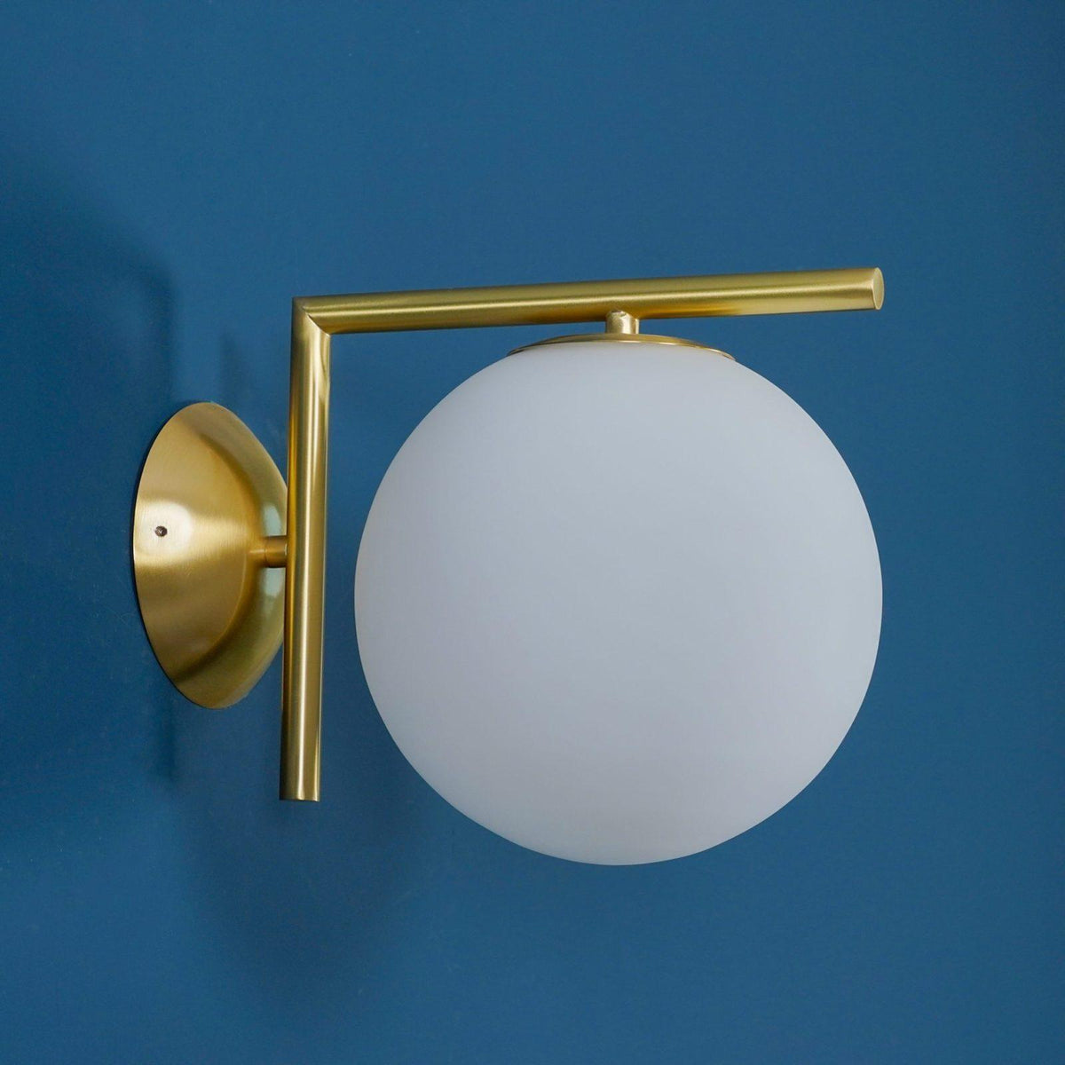 Joanna moderne minimalistisk væglampe i opalblæst glas