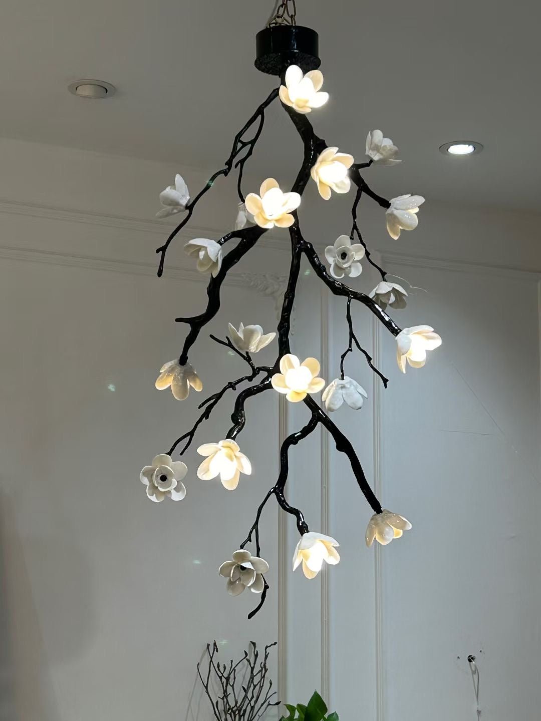 Rae lysekrone med sorte grene og blomster