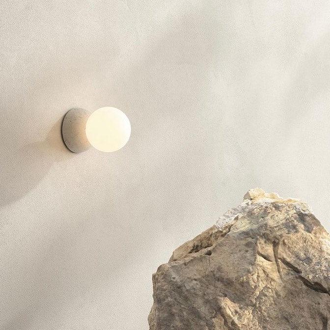 Eirinise vägglampa med betong och opalglas