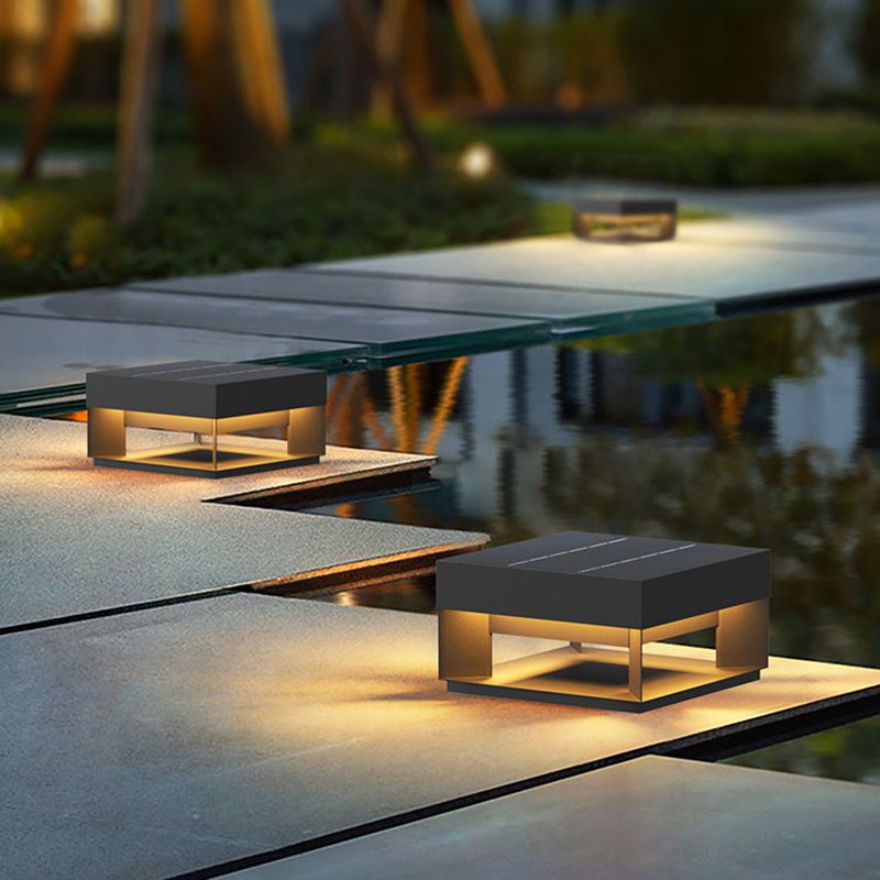 Ray postmodern fyrkantig solcellsdriven LED-utomhuslampa i metall