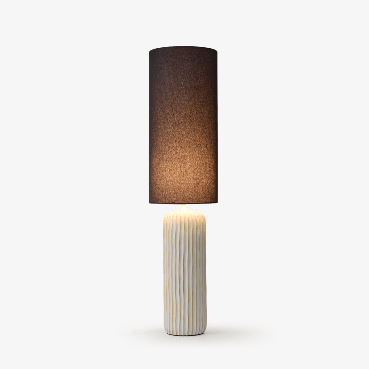 Bordlampe med riflet keramisk søjle