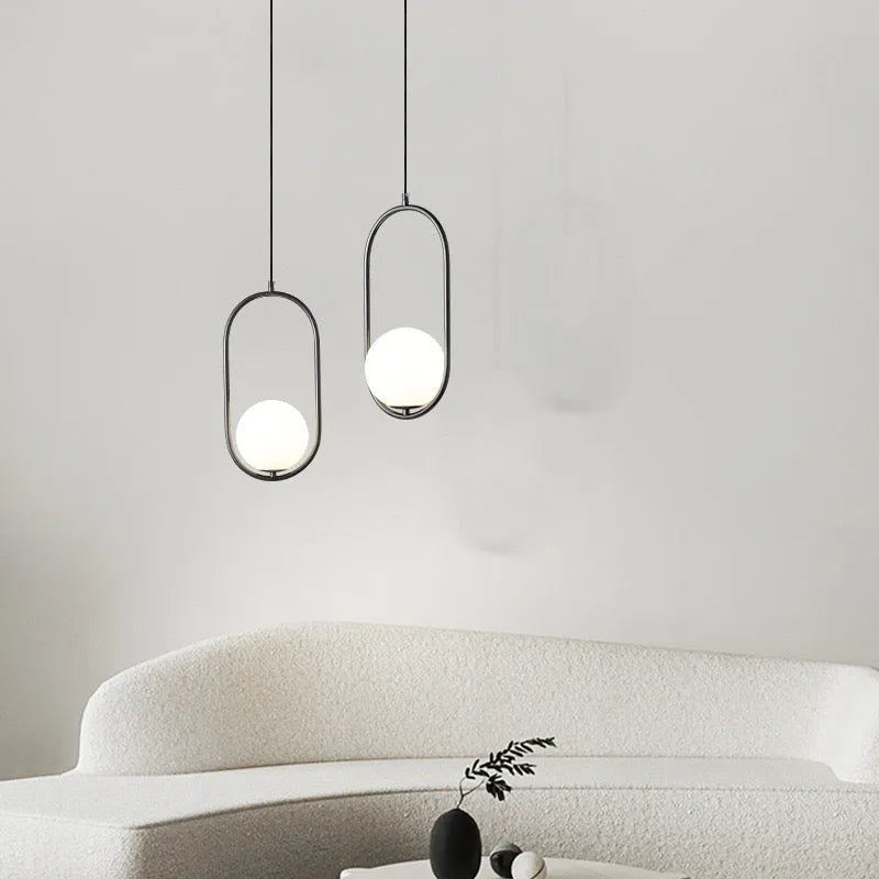 Valentina minimalistisk oval pendellampe med gylden og sort ramme og kugleformet skærm