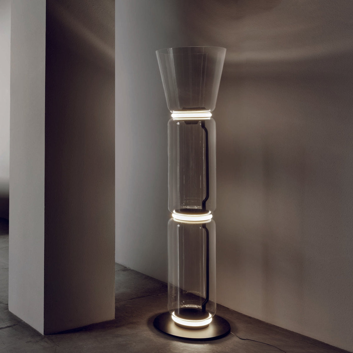 Cyrilys golvlampa i bambu och glas