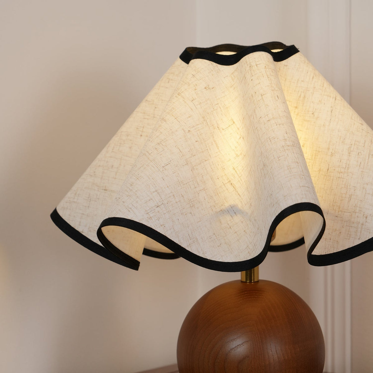 Kalion bordslampa i trä och tyg