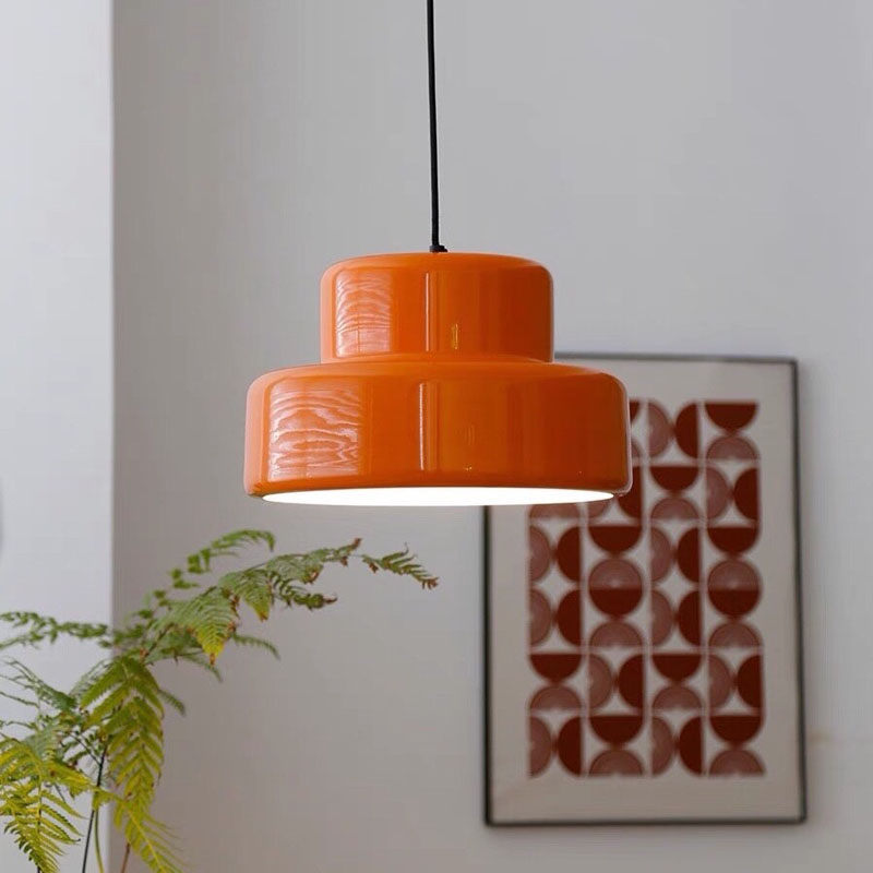Arisha vintagependellampa med en ljuskälla i orange metall för matsal