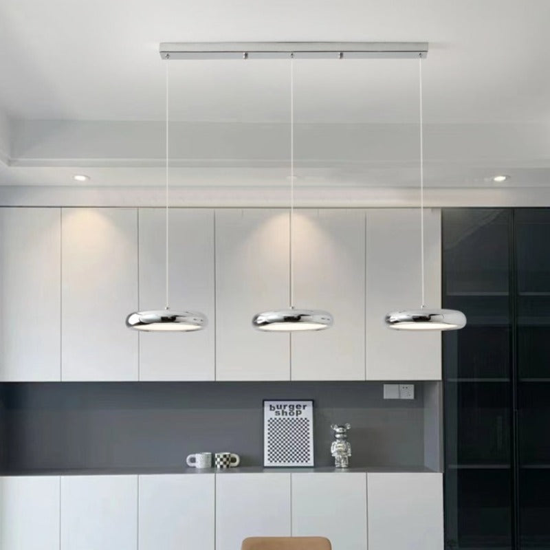 Aria modern minimalistisk pendellampa i röd, svart och silverfärgad metall – sovrum