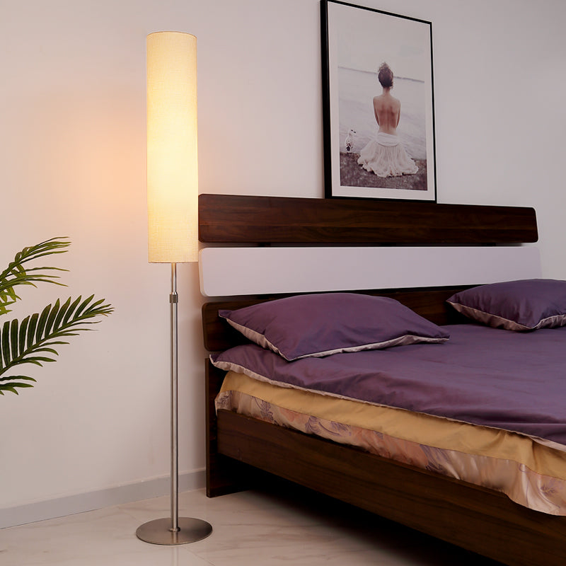 Eryn minimalistisk vit cylindrisk golvlampa i metall och tyg