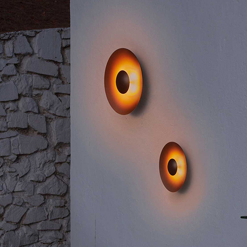 Ray designer-væglampe, rund og i metal, til udendørs brug, brun/hvid