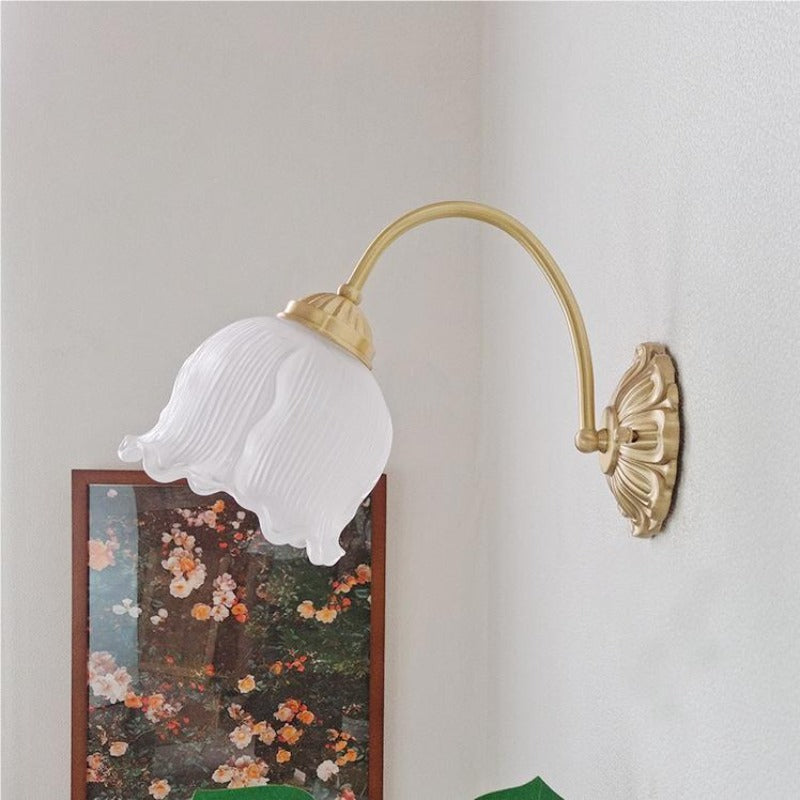 Arisha retro LED-indendørs væglampe i guld med blomsterformet design til soveværelse