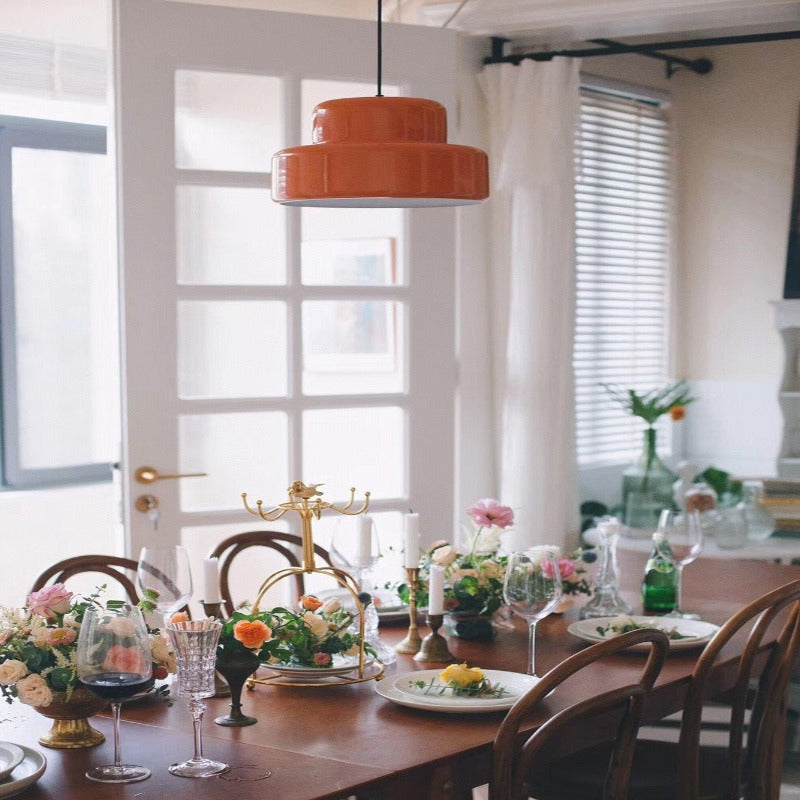 Arisha vintagependellampa med en ljuskälla i orange metall för matsal