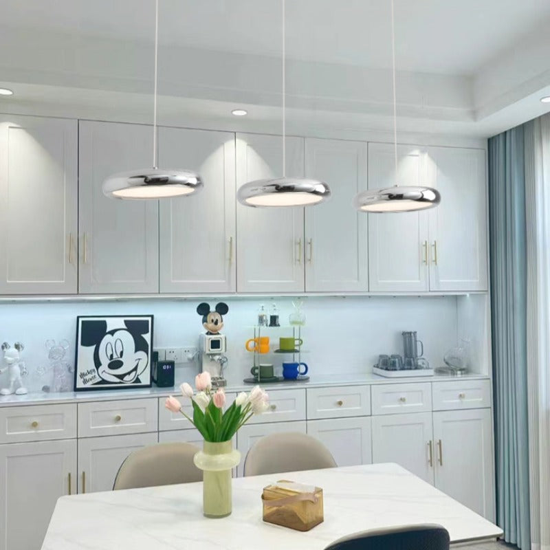 Aria modern minimalistisk pendellampa i röd, svart och silverfärgad metall – sovrum