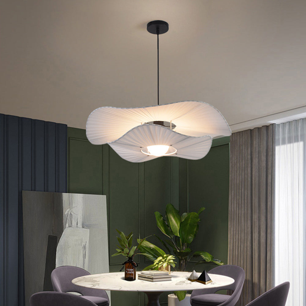Ritta modern nordisk pendellampa med skärm i tyg/metall, vit