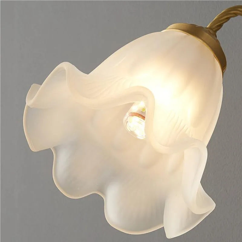 Arisha retro LED-indendørs væglampe i guld med blomsterformet design til soveværelse