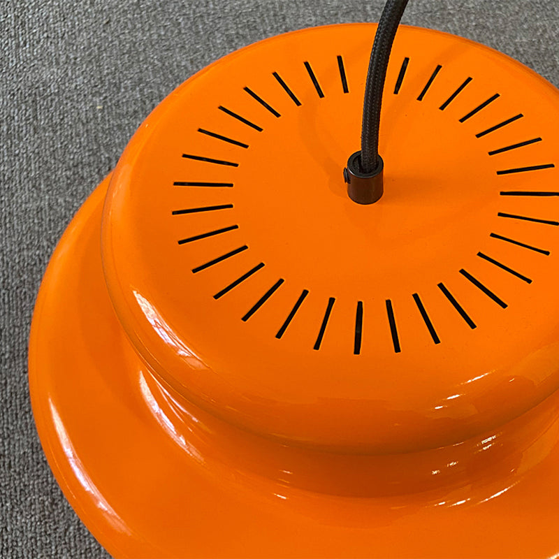 Arisha vintagependellampa med en ljuskälla i orange metall för matsal