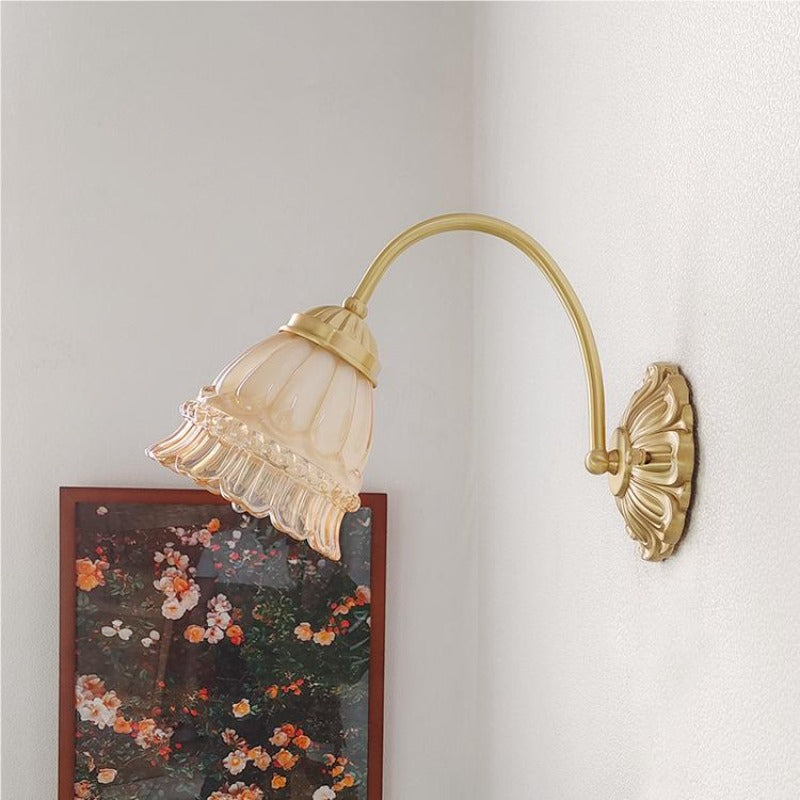 Arisha retro LED-indendørs væglampe i guld med blomsterformet design til soveværelse